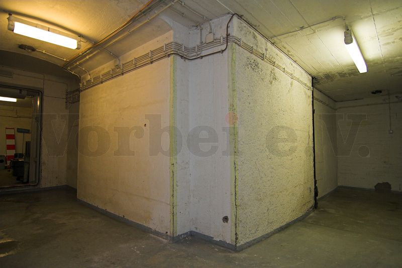 Die Messleitung verbindet das Manometer im Dienstraum des Bunkerwarts mit dem Außenbereich. Sie tritt neben der geöffneten äußeren Schleusendrucktür aus der Wanddurchführung aus und endet hinter dem Außenabschluss rechts im Bild. Die Messleitung verbindet das Manometer im Dienstraum des Bunkerwarts mit dem Außenbereich. Sie tritt neben der geöffneten äußeren Schleusendrucktür aus der Wanddurchführung aus und endet hinter dem Außenabschluss rechts im Bild.