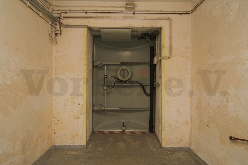 Eine der insgesamt 12 elektrohydraulisch betätigten Schleusendrucktüren, die für den Funktionstest alle geschlossen und verriegelt werden mussten. In der Türmitte befindet sich die Ventilklappe, über die der im Schutzluftbetrieb generierte Überduck reguliert und nach außen abgeleitet wird. Eine der insgesamt 12 elektrohydraulisch betätigten Schleusendrucktüren, die für den Funktionstest alle geschlossen und verriegelt werden mussten. In der Türmitte befindet sich die Ventilklappe, über die der im Schutzluftbetrieb generierte Überduck reguliert und nach außen abgeleitet wird.