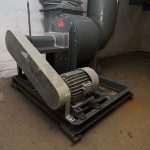 Das Schutzluftgebläse im Filteranbau fördert die Außenluft über den Grobsandfilter und ja nach aktiviertem Belüftungsprogramm zusätzlich durch die nachgelagerten ABC-Raumluftfilter in den Bunker. Die Förderleistung beträgt 5.200m3 pro Stunde.