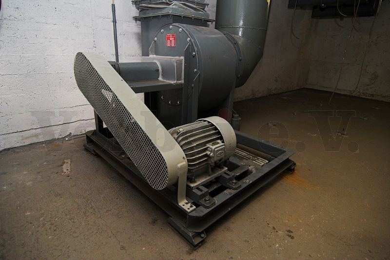 Das Schutzluftgebläse im Filteranbau fördert die Außenluft über den Grobsandfilter und ja nach aktiviertem Belüftungsprogramm zusätzlich durch die nachgelagerten ABC-Raumluftfilter in den Bunker. Die Förderleistung beträgt 5.200m3 pro Stunde. Das Schutzluftgebläse im Filteranbau fördert die Außenluft über den Grobsandfilter und ja nach aktiviertem Belüftungsprogramm zusätzlich durch die nachgelagerten ABC-Raumluftfilter in den Bunker. Die Förderleistung beträgt 5.200m3 pro Stunde.