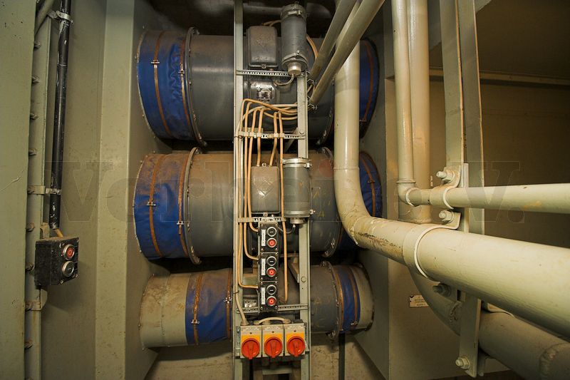 Die drei Abluftgebläse im Abluftkanal setzen sich aus den Ablüftern „A“ und „B“ mit einer Förderleistung von jeweils 11.500m3 pro Stunde sowie den etwas kleineren Ablüfter „C“ mit einer Förderleistung von 1.700m3 pro Stunde zusammen. Im Schutzluftbetrieb wird nur der Ablüfter „C“ betrieben. Der Kanal auf der linken Seite schließt unmittelbar an die elektropneumatisch betätigte Abluftklappe an. Die drei Abluftgebläse im Abluftkanal setzen sich aus den Ablüftern "A" und "B" mit einer Förderleistung von jeweils 11.500m3 pro Stunde sowie den etwas kleineren Ablüfter "C" mit einer Förderleistung von 1.700m3 pro Stunde zusammen. Im Schutzluftbetrieb wird nur der Ablüfter "C" betrieben. Der Kanal auf der linken Seite schließt unmittelbar an die elektropneumatisch betätigte Abluftklappe an.