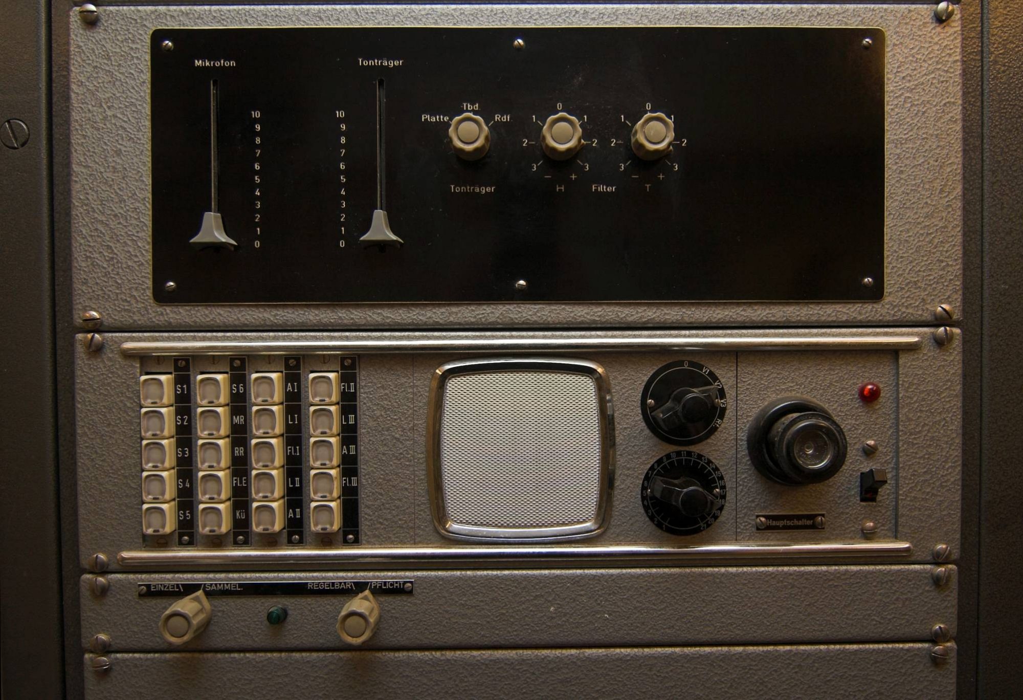 Bedienfeld der röhrenbetriebenen Rundsprechanlage im Museumsbunker Hannover. Mit Hilfe dieser Anlage konnten Durchsagen über Lautsprecher in allen Bereichen des Schutzbaues übertragen werden. Im oberen Bereich des Bedienfeldes befinden sich Regler für Lautstärke und Klang sowie ein Eingangswahlschalter. Im darunterliegenden Schaltfeld können die einzelnen Lautsprecherkreise ein- oder ausgeschaltet werden. Zudem ermöglicht ein Drehschalter die Zuschaltung eines Reserveverstärkers für den Fall eines technischen Ausfalls.