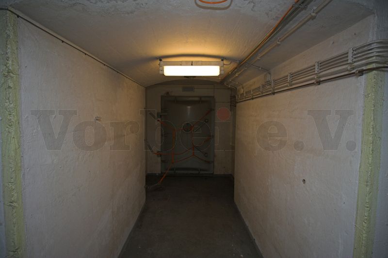 Blick auf die &auml;&uuml;&szlig;ere Schleusendruckt&uuml;r in einem Schleusenrorraum.