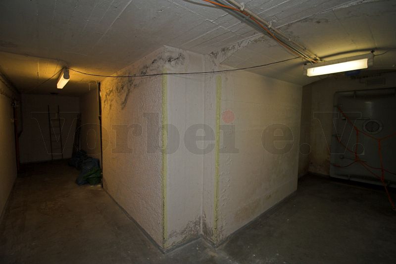 Im Schleusenvorraum der Schleuse 1 mit Blick auf die &auml;u&szlig;ere Schleusendruckt&uuml;r (im rechten Bildbereich).