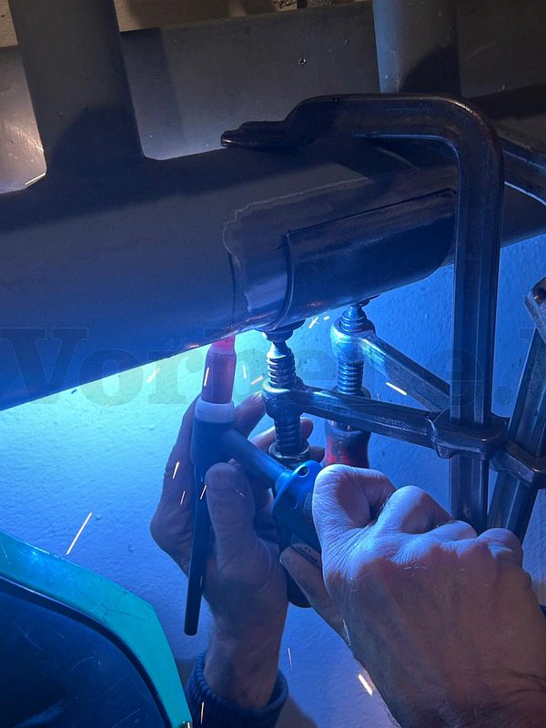 Ausführung der Schweißarbeiten an der Schadstelle trotz beengter Platzverhältnisse und eingeschränkter Zugänglichkeit.