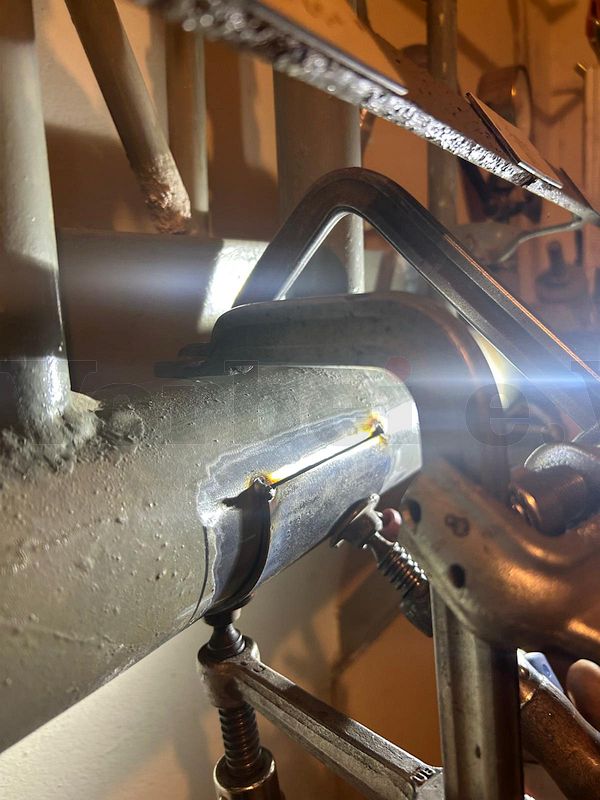 Schwei&szlig;arbeiten an der fixierten Abdeckplatte: Heftschwei&szlig;ung als Vorbereitung der umlaufenden Naht.