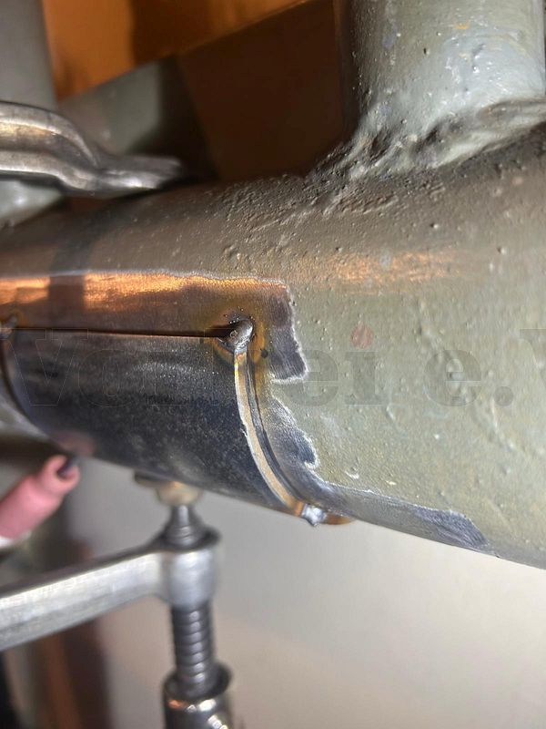 Im ersten Schritt wurde die Abdeckplatte an allen vier Ecken angeheftet.