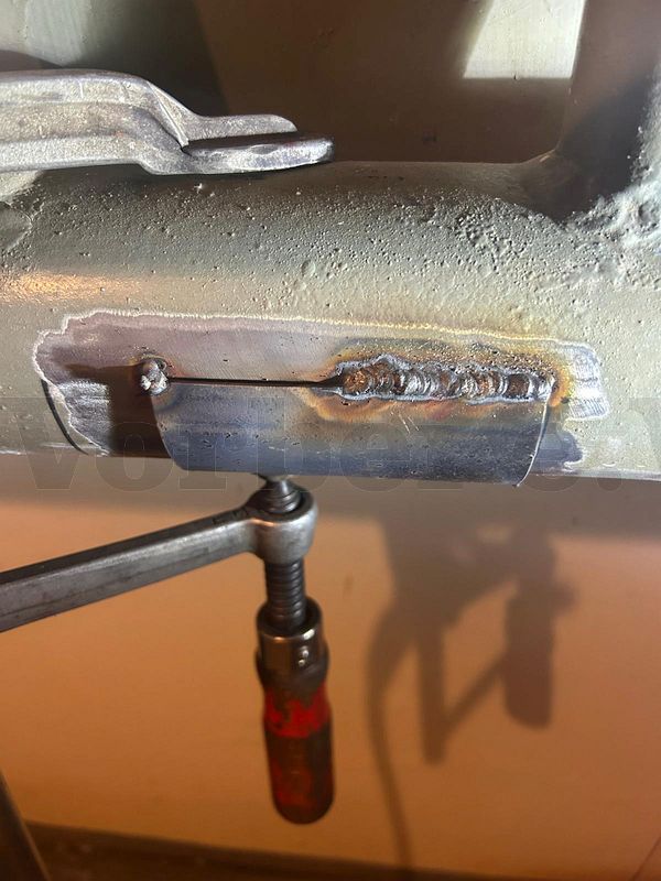 Detailansicht: Zwischenstand bei den Arbeiten an der umlaufenden Schwei&szlig;naht.