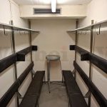 Ausstattung einer kleinen Nische im Treppenbereich des zweiten Obergeschosses mit Schutzraum-Sitzbänken und einem Abfallbehälter. Ausstattung einer kleinen Nische im Treppenbereich des zweiten Obergeschosses mit Schutzraum-Sitzbänken und einem Abfallbehälter.