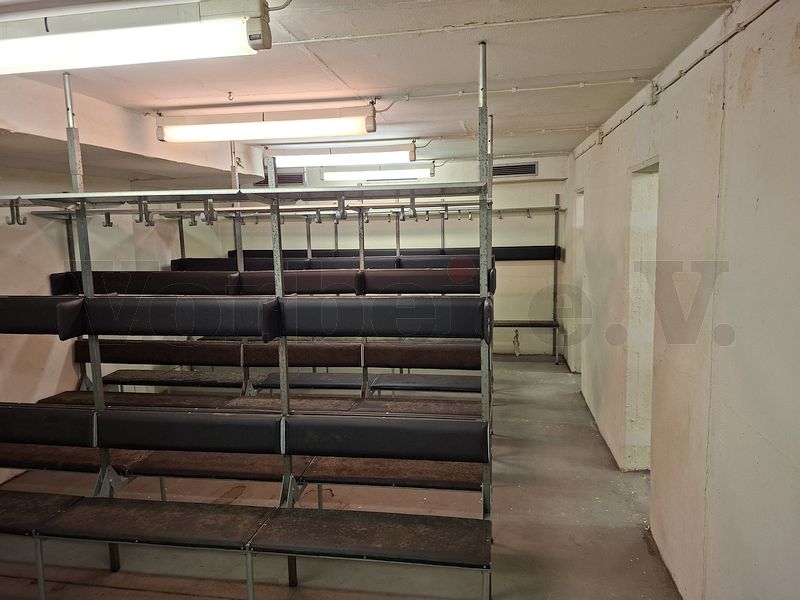 Ein weiterer, durchg&auml;ngig mit Sitzb&auml;nken ausgestatteter Schutzraum im zweiten Obergeschoss. Die Originalbeleuchtung ist noch vollst&auml;ndig betriebsbereit.