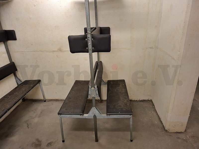 In diesem Schutzraum mit Sitzpl&auml;tzen wird deutlich, wie effizient der vorhandene Raum genutzt wurde. Die freie Fl&auml;che wurde f&uuml;r eine Sitzbank f&uuml;r jeweils zwei Personen pro Reihe genutzt, w&auml;hrend die &uuml;brigen Sitzb&auml;nke f&uuml;r drei Personen ausgelegt sind.