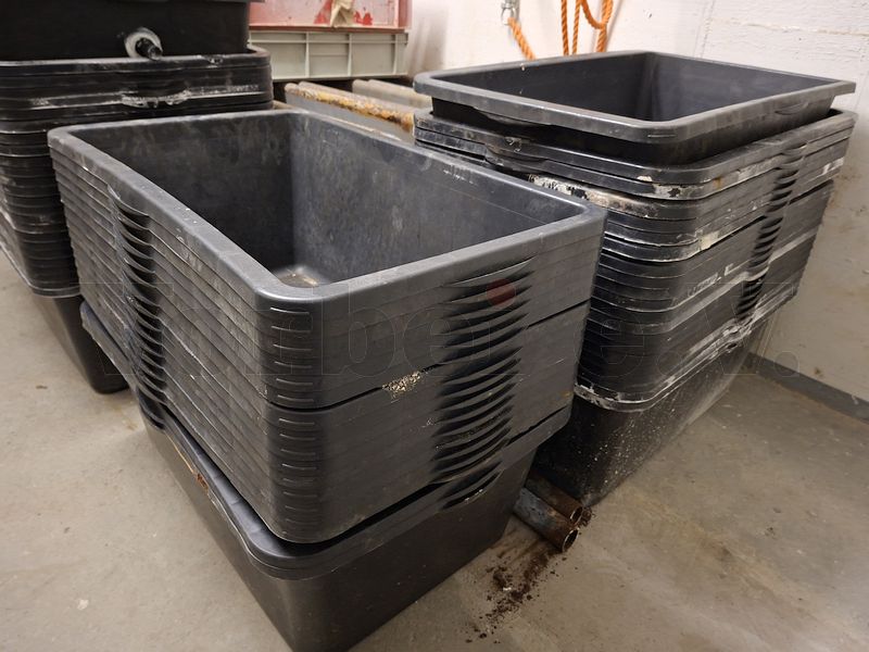 Die im dritten Obergeschoss installierten Auffangwannen zur Ableitung von durch Rissstrukturen eindringendem Wasser wurden demontiert und im Erdgeschoss eingelagert. Zur Beseitigung der hellen Kalkausbl&uuml;hungen ist noch eine Reinigung vorgesehen.