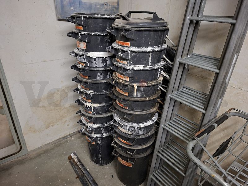 Bevor auf die effektiveren Auffangwannen umgestiegen wurde, kamen Abfalltonnen zum Auffangen des Wassers zum Einsatz. Diese Tonnen werden nun nicht mehr zum Auffangen ben&ouml;tigt und stehen wieder an ihrem urspr&uuml;nglichen Platz im Erdgeschoss. Auch f&uuml;r diese Tonnen ist noch eine Reinigung vorgesehen, um die Kalkauswaschungen zu entfernen.