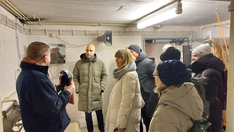 In der original ausgestatteten Schleusenanlage informierten sich unsere G&auml;ste &uuml;ber die Abl&auml;ufe der Einschleusung und Dekontamination.