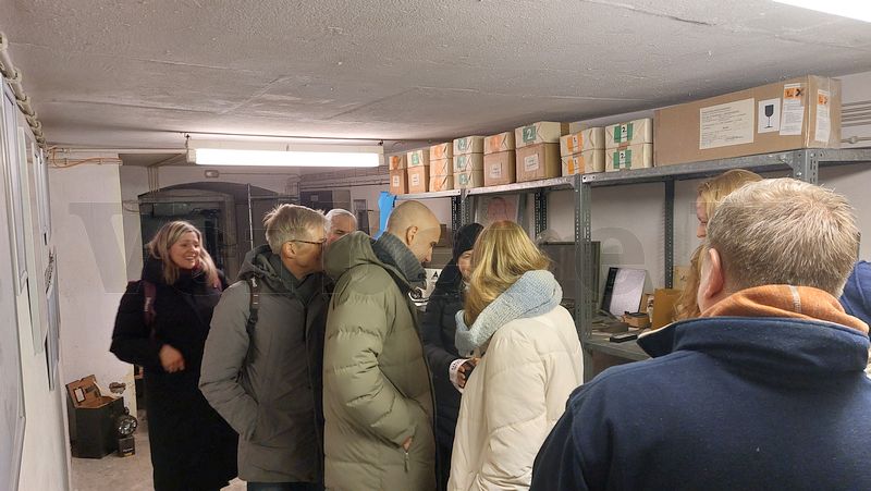 In unserer Ausstellungsschleuse stie&szlig; insbesondere die Armbinde mit der Aufschrift &bdquo;Rathaus-Aufsicht&ldquo; auf gro&szlig;es Interesse. Dieses Exponat stammt aus einer Materialbergung aus der Zivilschutzanlage am Ernst-August-Platz, die auch als &bdquo;Bahnhofsbunker&ldquo; bekannt ist.