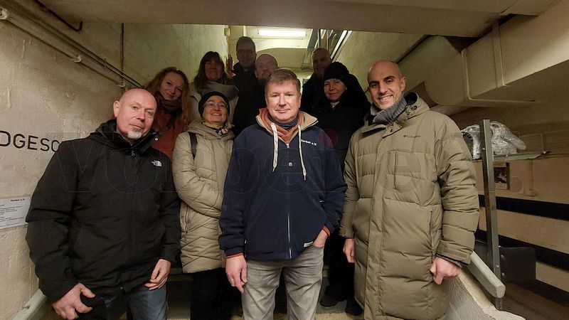 Gruppenbild mit Oberb&uuml;rgermeister Belit Onay: Vordere Reihe (v. l.): Vertreter von Vorbei e. V., Marco Tr&uuml;bel und Lars Knauer sowie Oberb&uuml;rgermeister Belit Onay. Dahinter das B&uuml;roteam aus dem Gesch&auml;ftsbereich des Oberb&uuml;rgermeisters.
