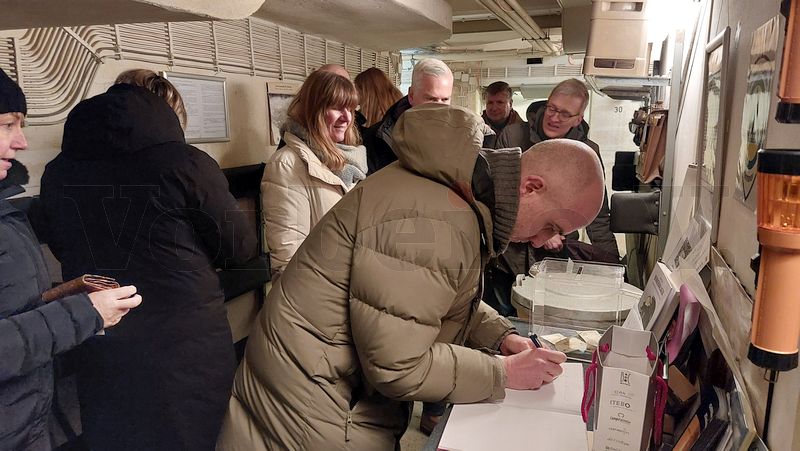 Oberb&uuml;rgermeister Belit Onay beim Eintrag ins G&auml;stebuch des Museumsbunkers Hannover.
