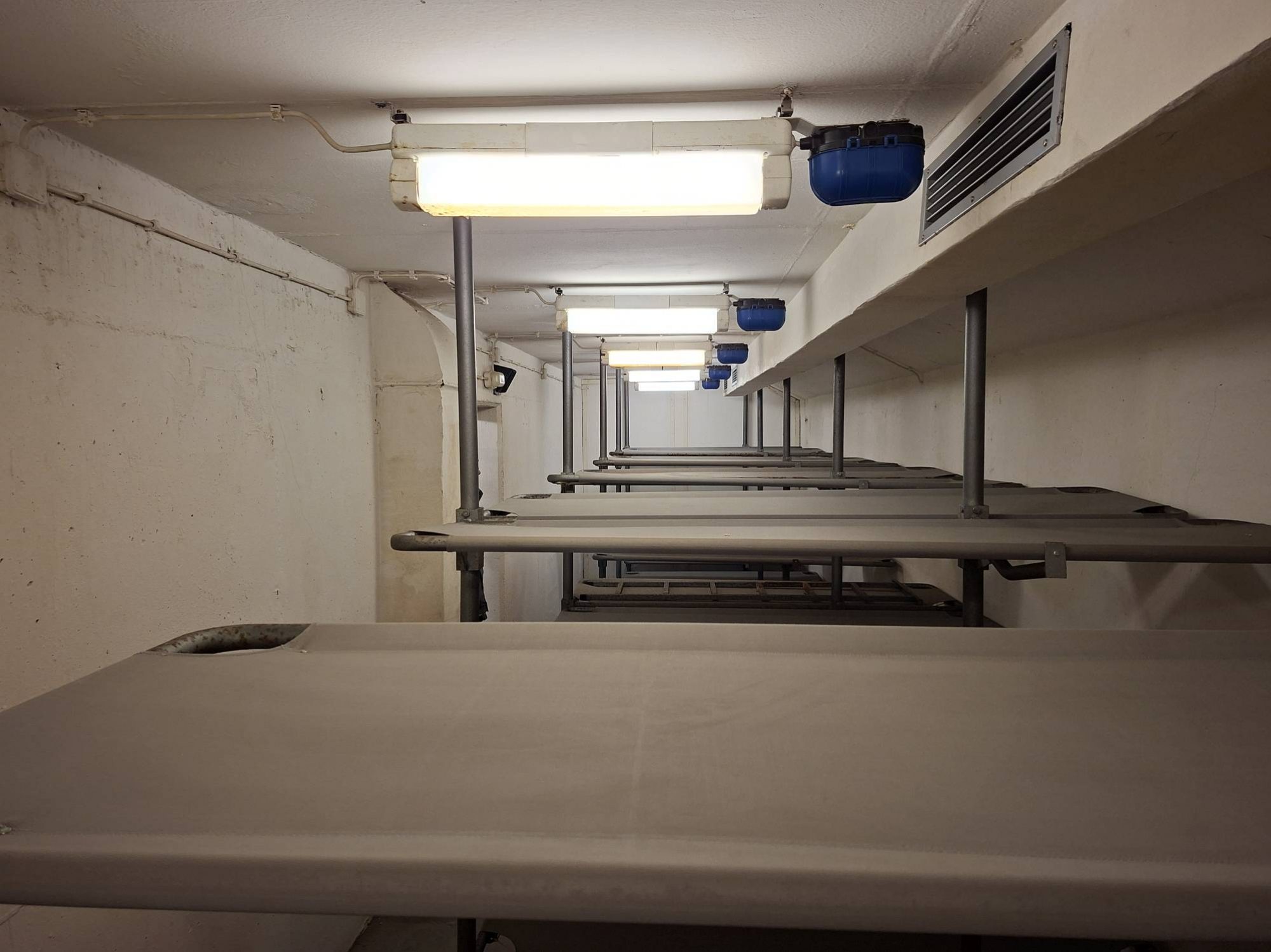 Ein Liegeraum im zweiten Obergeschoss des Museumsbunkers Hannover – erstmalig mit eingeschalteter Originalbeleuchtung.