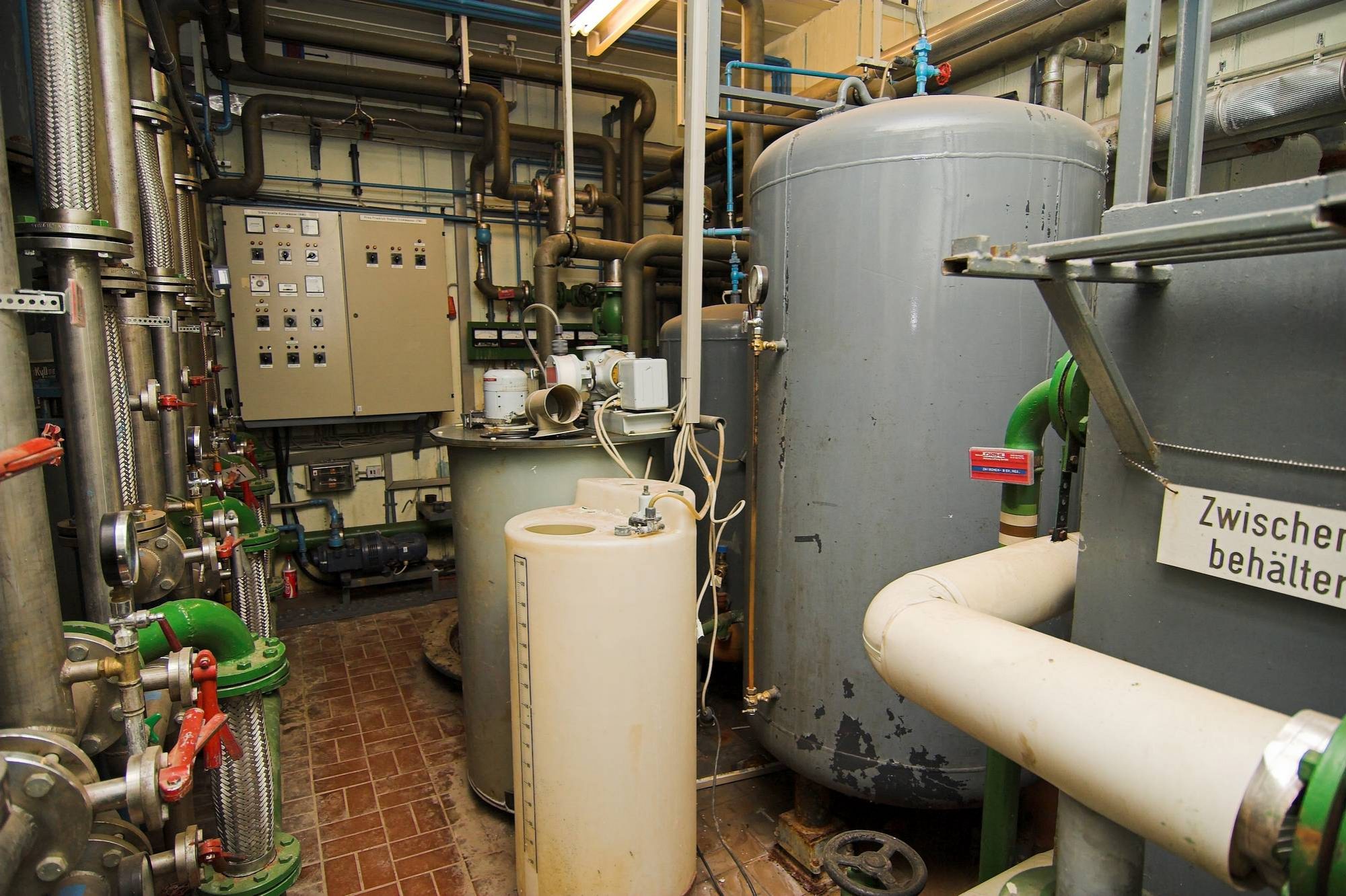 Brunnenraum (Raum 12N) im Fernmeldebunker (Objekt 1) der GSVBw 34 in Siegen. Das Bauwerk wurde über einem Stollensystem errichtet, aus dem das Wasser gefördert wurde. Die Wasseraufbereitung ist in diesem Fall komplexer; daher ist in diesem Brunnenraum deutlich mehr Technik verbaut als in einer GSVBw, die über einen Bohrbrunnen versorgt wird.