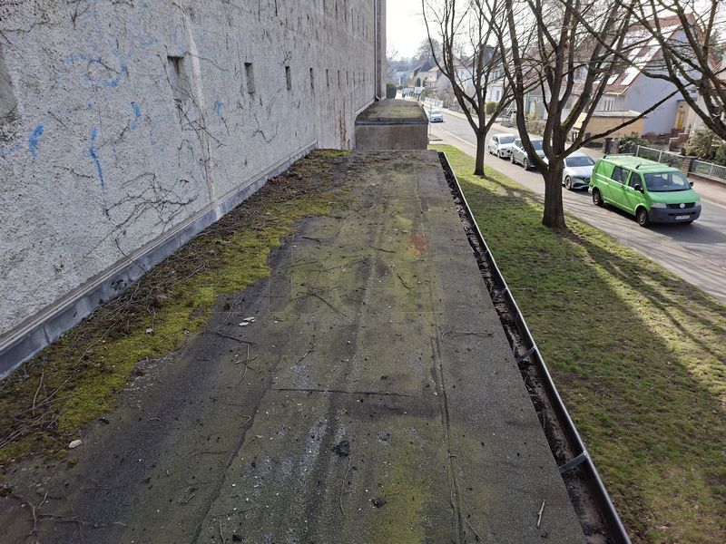 Auch hier ist deutlich zu erkennen, dass die Regenrinnen über die gesamte Länge mit Laub gefüllt sind. Dieses führt bei Regen zu Staunässe und beeinträchtigt den ungehinderten Wasserabfluss. Eine Reinigung ist daher zwingend erforderlich. Auch hier ist deutlich zu erkennen, dass die Regenrinnen über die gesamte Länge mit Laub gefüllt sind. Dieses führt bei Regen zu Staunässe und beeinträchtigt den ungehinderten Wasserabfluss. Eine Reinigung ist daher zwingend erforderlich.