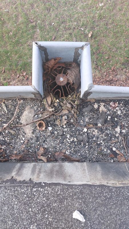 In diesem Bereich des Ablaufs haben sich erhebliche Mengen an Laub sowie Split von der Dacheindeckung angesammelt. Dadurch wird der Abfluss des Regenwassers verzögert, sodass es sich zunächst anstaut, bevor es ablaufen kann. In diesem Bereich des Ablaufs haben sich erhebliche Mengen an Laub sowie Split von der Dacheindeckung angesammelt. Dadurch wird der Abfluss des Regenwassers verzögert, sodass es sich zunächst anstaut, bevor es ablaufen kann.