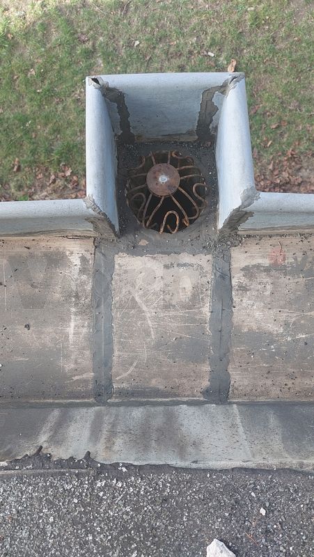 Der selbe Ablauf nach der gründlichen Reinigung: Hier kann das Wasser ungehindert abfließen. Der selbe Ablauf nach der gründlichen Reinigung: Hier kann das Wasser ungehindert abfließen.