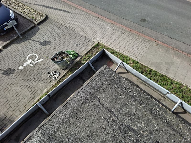 Die Regenrinne auf dem Zugangsbauwerk an der Süd-West-Ecke des Bunkers wurde vom Laub und weiteren Unrat befreit. Die Regenrinne auf dem Zugangsbauwerk an der Süd-West-Ecke des Bunkers wurde vom Laub und weiteren Unrat befreit.