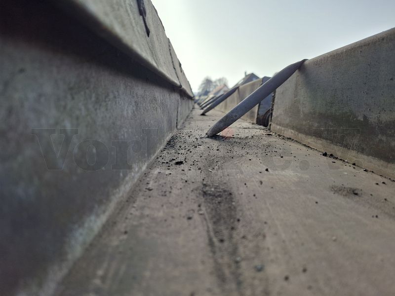 Blick in die gereinigte Regenrinne auf dem Zugangsbauwerk – hier kann der anfallende Regen nun ohne Hindernisse ablaufen. Blick in die gereinigte Regenrinne auf dem Zugangsbauwerk - hier kann der anfallende Regen nun ohne Hindernisse ablaufen.