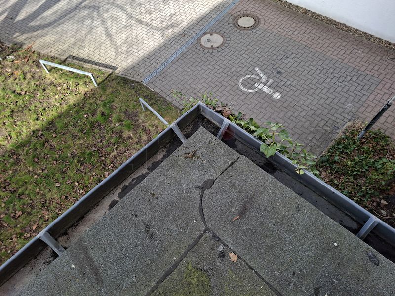 Die Regenrinnen an der Nord-West-Ecke des Bunkers im gereinigten Zustand. Die Regenrinnen an der Nord-West-Ecke des Bunkers im gereinigten Zustand.