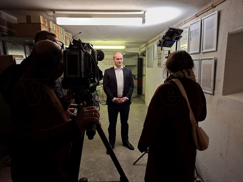 RTL-Nord-Redakteurin Merle Upmann-Schiller im Interview mit Lukas Czeszak aus dem Referat Katastrophenschutz des Niedersächsischen Innenministeriums in unserer „Ausstellungsschleuse“. RTL-Nord-Redakteurin Merle Upmann-Schiller im Interview mit Lukas Czeszak aus dem Referat Katastrophenschutz des Niedersächsischen Innenministeriums in unserer "Ausstellungsschleuse".