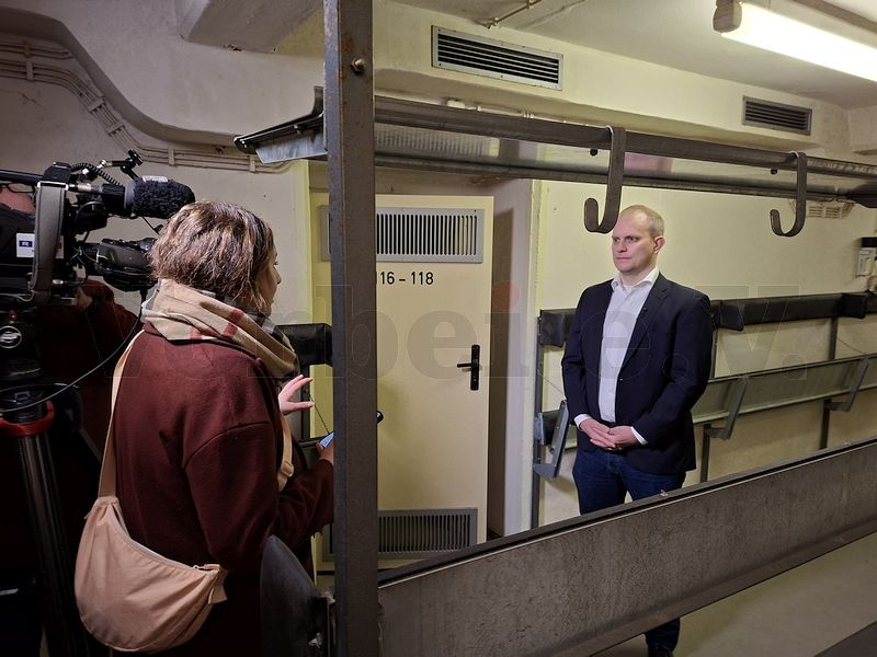 Lukas Czeszak vom Niedersächsischen Innenministerium beim Interview im 1. Obergeschoss des Museumsbunkers Hannover.