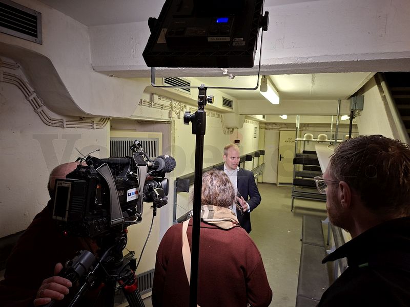 Hinter den Kulissen: Das RTL-Nord Drehteam und ein Pressesprecher des Niedersächsischen Innenministeriums bei den Dreharbeiten während des Interviews. Hinter den Kulissen: Das RTL-Nord Drehteam und ein Pressesprecher des Niedersächsischen Innenministeriums bei den Dreharbeiten während des Interviews.