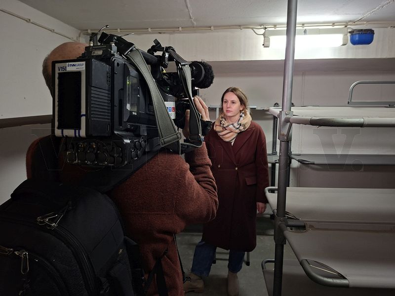 Dreharbeiten in einem Schutzraum, der vollständig mit Schutzraumliegen ausgestattet ist. Dreharbeiten in einem Schutzraum, der vollständig mit Schutzraumliegen ausgestattet ist.