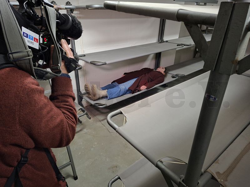 Redakteurin Merle Upmann-Schiller beim „Probeliegen“ auf einer der originalen Schutzraumliegen im Museumsbunker Hannover. Redakteurin Merle Upmann-Schiller beim "Probeliegen" auf einer der originalen Schutzraumliegen im Museumsbunker Hannover.