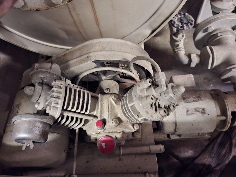Dieser Kompressor befindet sich unterhalb des Kraftstoff-Tagestanks im Maschinenraum. Er diente zum bef&uuml;llen der sogenannten "Anlassflasche", einem Druckluftbeh&auml;lter, der f&uuml;r einen Notstart der Dieselmaschinens&auml;tze ben&ouml;tigt wurde.