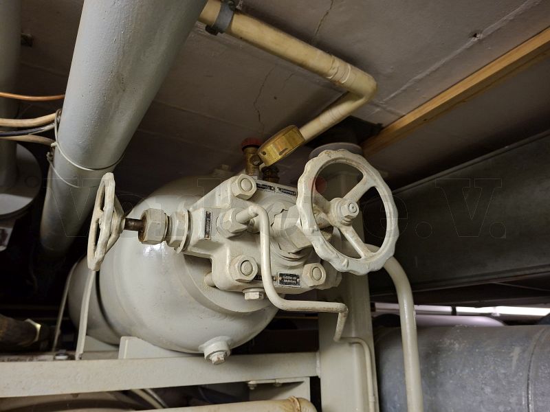 Die Anlassflasche befindet sich &uuml;ber dem Kraftstoff-Tagestank. W&auml;hrend der Betriebszeit der Zivilschutzanlage wurde der Druckluftbeh&auml;lter &uuml;ber eine automatische Steuerung mit Hilfe eines Druckw&auml;chters st&auml;ndig auf einem Druckniveau von etwa 22 bar gehalten.