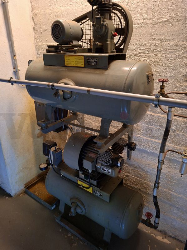 Diese Kompressor-Anlage ist ebenfalls im Maschinenraum platziert. Beide Kompressoren sind zu einem Hochverf&uuml;gbarkeits-Verbund zusammengesetzt. Die Druckbeh&auml;lter beider Kompressoren sind miteinander verbunden und werden gemeinsam von der jeweils laufenden Verdichtereinheit bef&uuml;llt. F&auml;llt eine Einheit aus, kann sofort auf die zweite Verdichtereinheit umgeschaltet werden. Auf diese Weise k&ouml;nnen die elektropneumatisch bet&auml;tigten Luftklappen selbst dann unterbrechungsfrei mit Druckluft versorgt werden, falls eine Verdichtereinheit ausf&auml;llt oder gewartet werden muss.