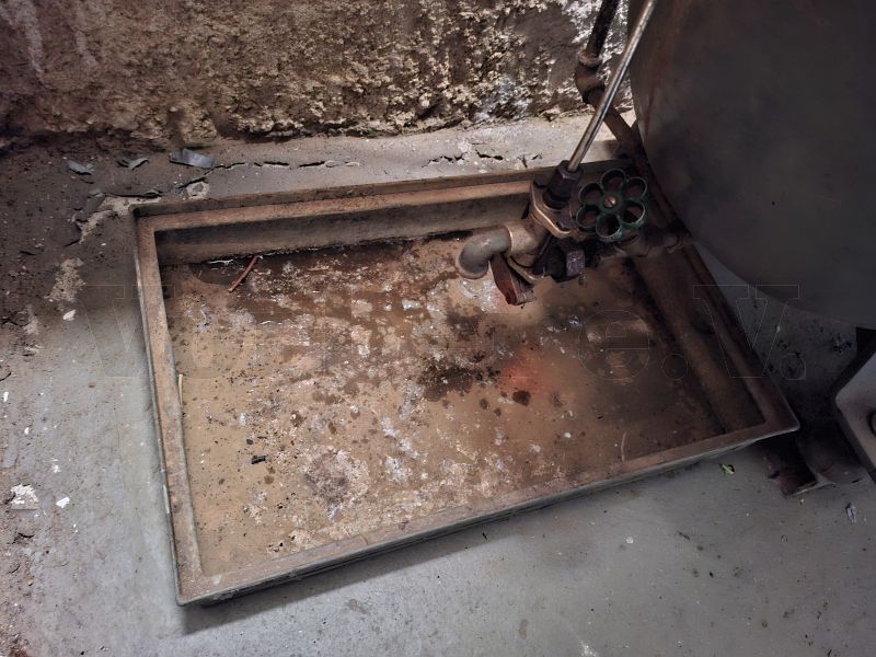 Im Rahmen der Wartung wurden auch die Druckluftbeh&auml;lter entw&auml;ssert. Durch &ouml;ffnen des Entw&auml;sserungsventils kann Kondenswasser, dass sich w&auml;hrend des Betriebes im Druckluftbeh&auml;lter ansammelt, abgelassen werden. In diesem Fall hatten sich jedoch nur geringe Mengen Wasser angesammelt.