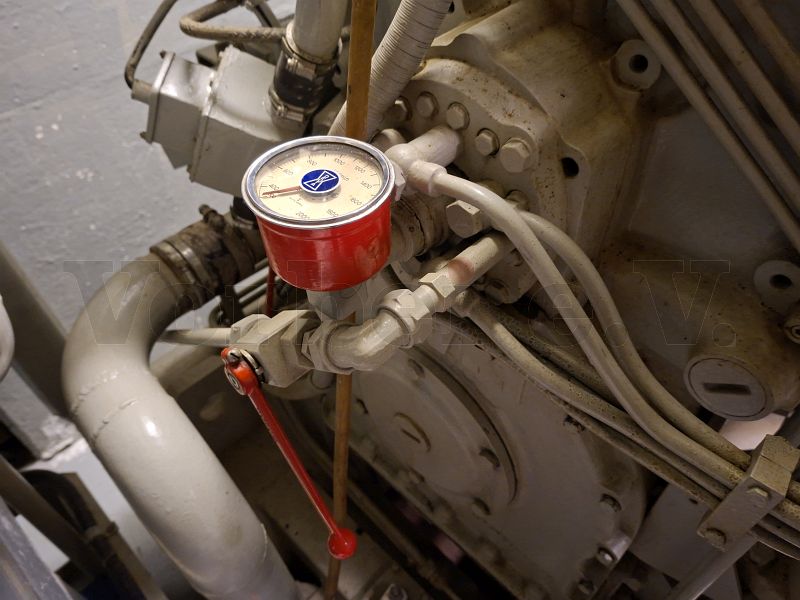 Druckluftverteiler am Dieselmaschinensatz Nr. 1: Im Notstartbetrieb stellt dieser Verteiler die gezielten Steuerung der Druckluft sicher. Eine von der Motorwelle angetriebene Ventilscheibe verteilte die unter Druck stehende Luft je nach Stellung des Motors auf die einzelnen Brennräume. Durch das zeitlich exakt abgestimmte Einleiten der Druckluft wurde eine Drehbewegung der Kurbelwelle erzeugt, die das Anlaufen des Dieselmotors ermöglichte.