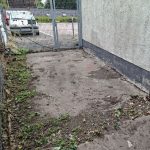 Auf der R&uuml;ckseite des Museumsbunkers Hannover ist die Zerschellerplatte zum Teil sichtbar. Im linken Teilbereich wurde eine Rampe zur Gittert&uuml;r aus Beton angefertigt.