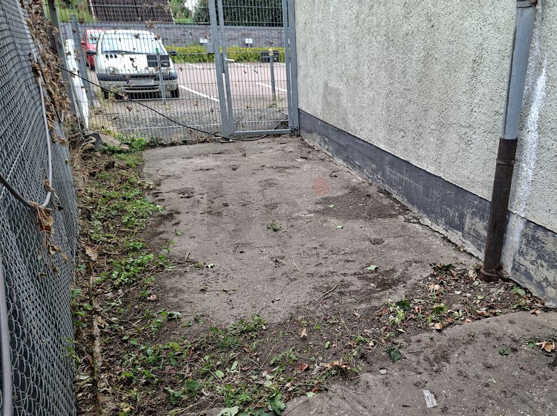 Auf der Rückseite des Museumsbunkers Hannover ist die Zerschellerplatte zum Teil sichtbar. Im linken Teilbereich wurde eine Rampe zur Gittertür aus Beton angefertigt. Auf der Rückseite des Museumsbunkers Hannover ist die Zerschellerplatte zum Teil sichtbar. Im linken Teilbereich wurde eine Rampe zur Gittertür aus Beton angefertigt.