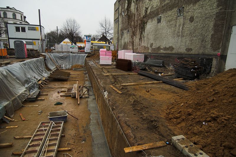 Zum Vergleich die im Rahmen von Bauarbeiten vollständig freigelegte Zerschellerplatte an der Stirnseite der Zivilschutzanlage Herrenhausen. Zum Vergleich die im Rahmen von Bauarbeiten vollständig freigelegte Zerschellerplatte an der Stirnseite der Zivilschutzanlage Herrenhausen.