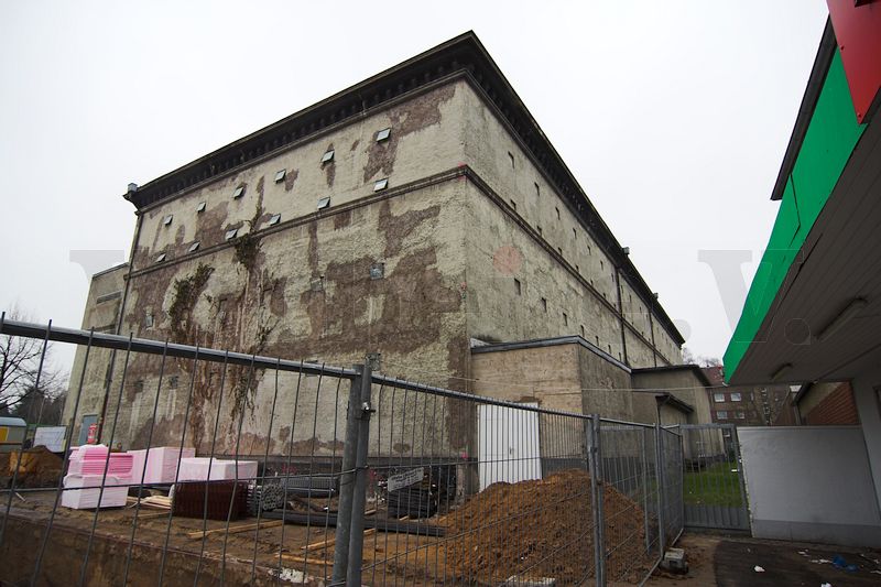 Vollständige Ansicht der Zivilschutzanlage Herrenhausen mit freigelegter Zerschellerplatte an der Stirnseite. Dieses Schutzbauwerk wurde im Jahre 2014 abgerissen. Vollständige Ansicht der Zivilschutzanlage Herrenhausen mit freigelegter Zerschellerplatte an der Stirnseite. Dieses Schutzbauwerk wurde im Jahre 2014 abgerissen.