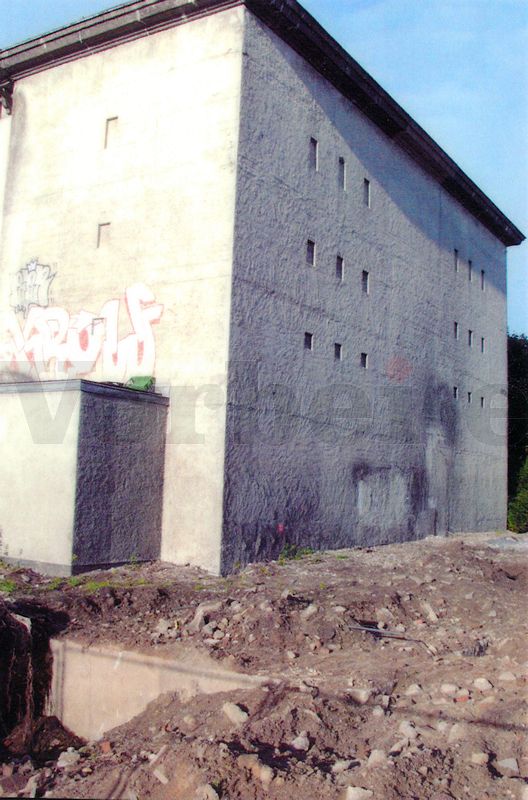 Bei Erdarbeiten wurde die Platte an der Längstseite des Bunkers freigelegt. Bei Erdarbeiten wurde die Platte an der Längstseite des Bunkers freigelegt.