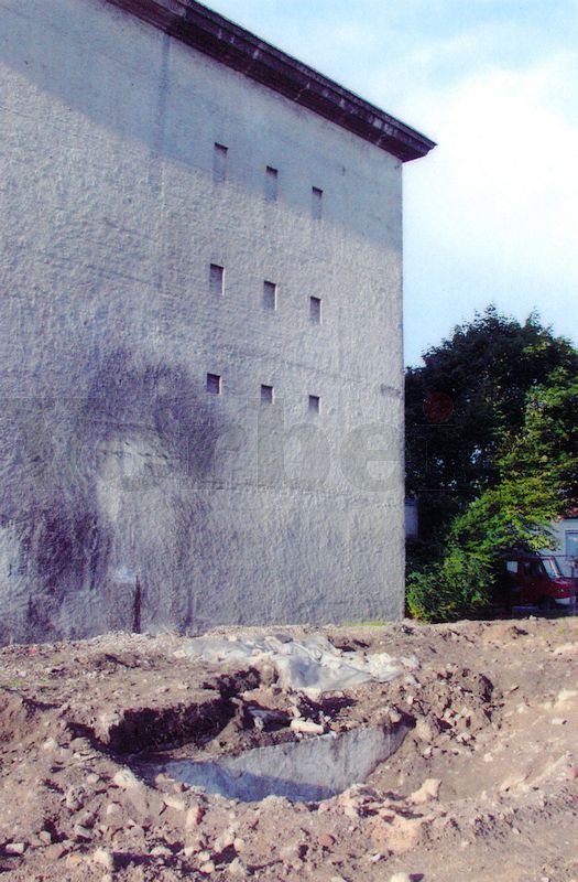 An der Stirnseite des Bunkers wurde ein Teil der Zerschellerplatte freigelegt und vermittelt so die Ausmaße der Platte. Heute befindet sich an dieser Stelle ein vollständig gepflasterter Parkplatz. An der Stirnseite des Bunkers wurde ein Teil der Zerschellerplatte freigelegt und vermittelt so die Ausmaße der Platte. Heute befindet sich an dieser Stelle ein vollständig gepflasterter Parkplatz.