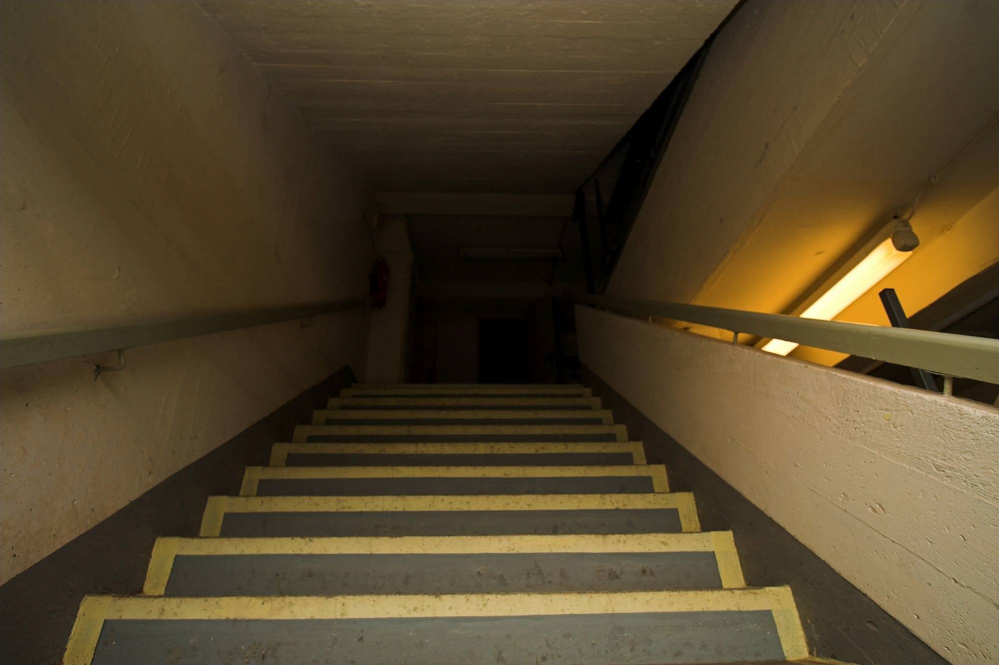 Treppenaufgang zum zweiten Obergeschoss des Museumsbunkers Hannover. Die bislang nicht zugänglichen Bereiche im zweiten und dritten Obergeschoss werden derzeit restauriert und für die Präsentation vorbereitet. Ziel ist es, diese Etagen künftig als weitere authentische Zeugnisse der Geschichte des Schutzbauwerks in die Führungen einzubeziehen.