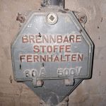 Frontalansicht des Anschlusskastens hinter dem Notwasserbeh&auml;lter im Museumsbunker Hannover. Aufgrund der r&auml;umlichen Enge wurde dieses Bild aus den Seitenansichten rekonstruiert.