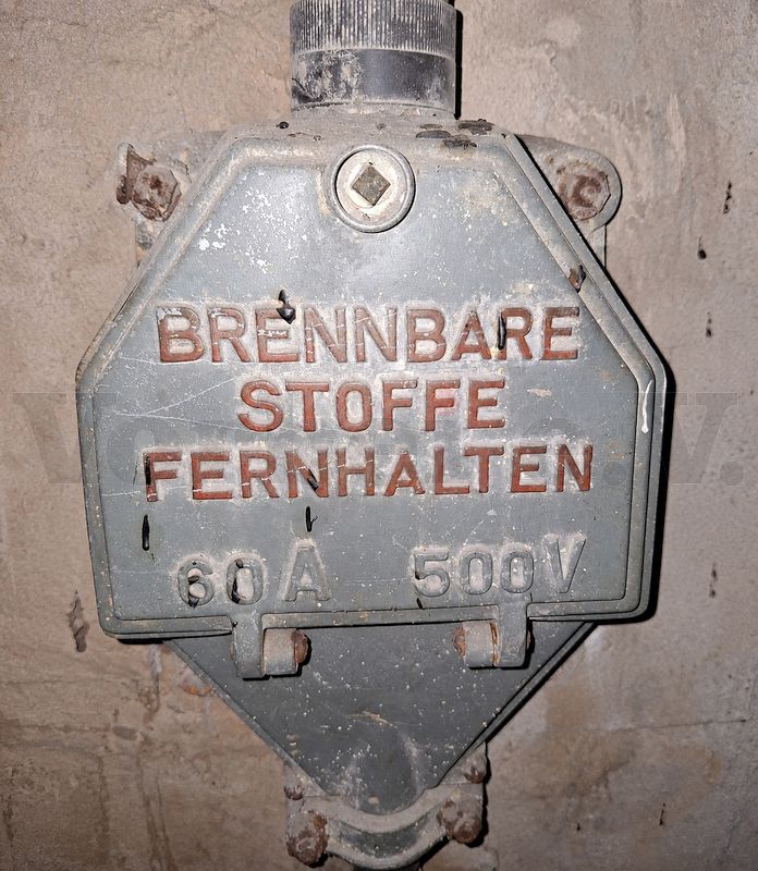 Frontalansicht des Anschlusskastens hinter dem Notwasserbehälter im Museumsbunker Hannover. Aufgrund der räumlichen Enge wurde dieses Bild aus den Seitenansichten rekonstruiert. Frontalansicht des Anschlusskastens hinter dem Notwasserbehälter im Museumsbunker Hannover. Aufgrund der räumlichen Enge wurde dieses Bild aus den Seitenansichten rekonstruiert.
