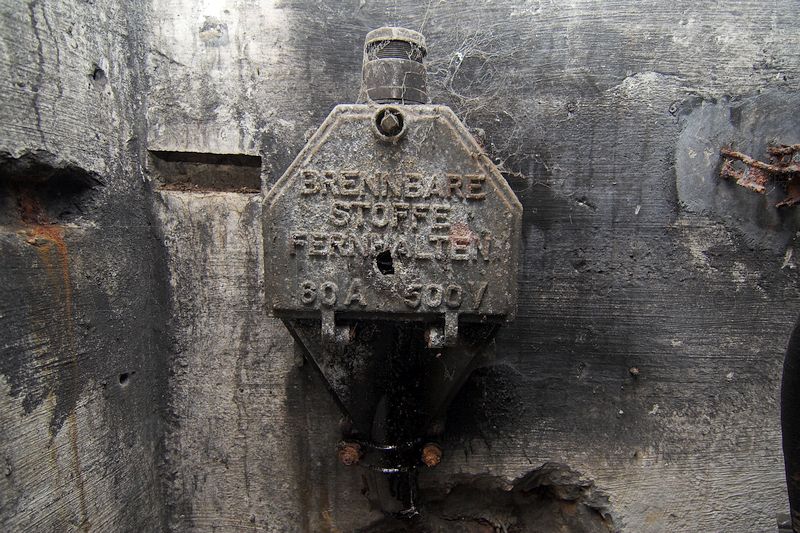 Einen identischen Anschlusskasten haben wir auf unseren Archivfotos vom Bunker Haltenhoffstraße gefunden. Die Aufnahme entstand in der ehemaligen Elektroverteilung des Bunkers. Es handelte sich dabei um einen Hausanschlusskasten (HAK). Da keine Nachnutzung der elektrischen Einrichtungen erfolgte, gehen wir davon aus, dass es sich hierbei um die originale Ausstattung handelt. Einen identischen Anschlusskasten haben wir auf unseren Archivfotos vom Bunker Haltenhoffstraße gefunden. Die Aufnahme entstand in der ehemaligen Elektroverteilung des Bunkers. Es handelte sich dabei um einen Hausanschlusskasten (HAK). Da keine Nachnutzung der elektrischen Einrichtungen erfolgte, gehen wir davon aus, dass es sich hierbei um die originale Ausstattung handelt.