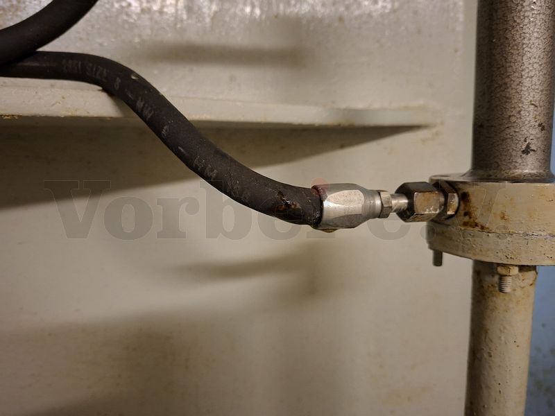 Der defekte Schlauch versorgt einen Hydraulikzylinder, der die beiden Verriegelungshebel der Schleusentür betätigt. Der defekte Schlauch versorgt einen Hydraulikzylinder, der die beiden Verriegelungshebel der Schleusentür betätigt.